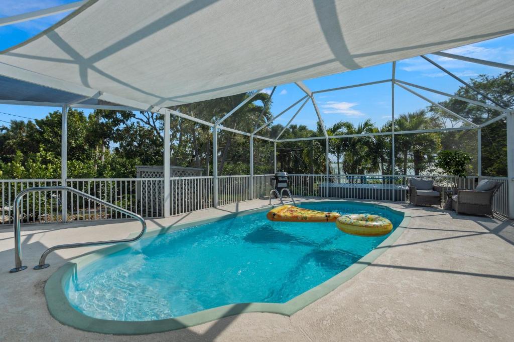 Coastal Modern Pool Home- 1 Mile To The Beach! - Stuart, FL