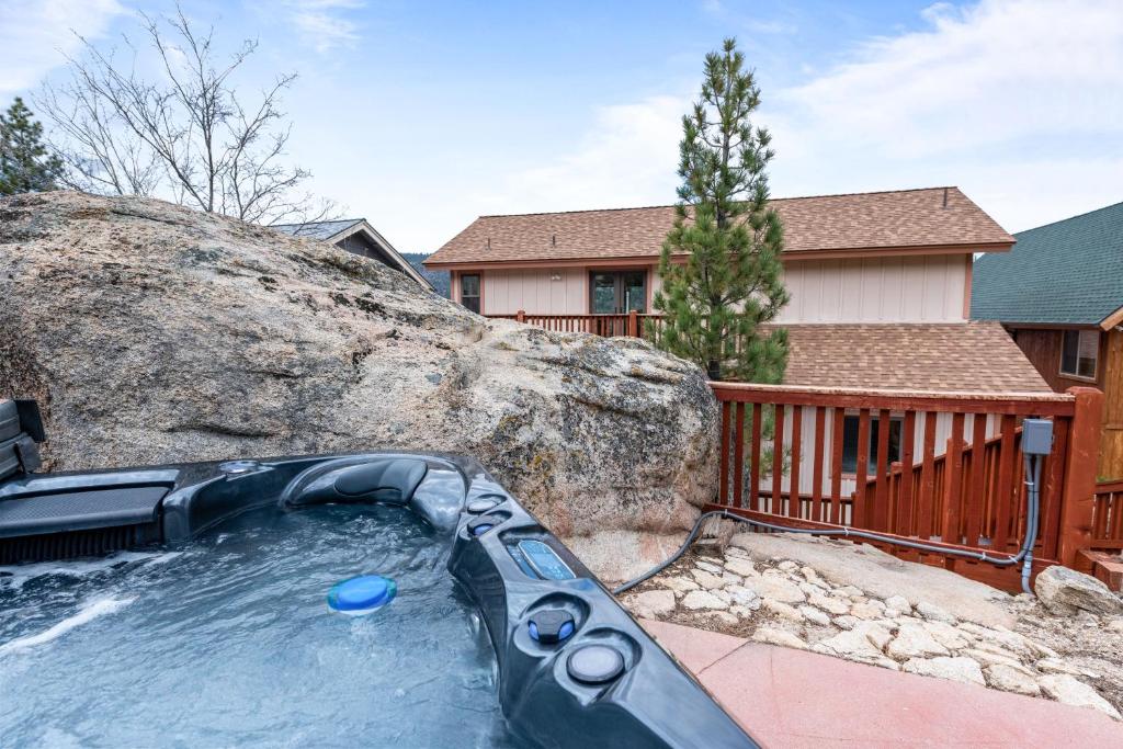 Boulder Bay Chalet Lakefront - Elegantly Decorated With Hot Tub And Game Room! - Big Bear Lake, CA