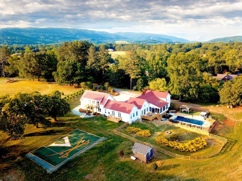 Wine Country Modern Farmhouse On 10 Acres And Pool - Waynesboro, VA