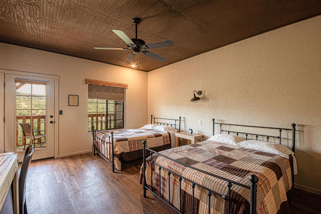 Miners Cabin #3 -Two Double Beds - Private Balcony - Walk To The Action - Tombstone, AZ