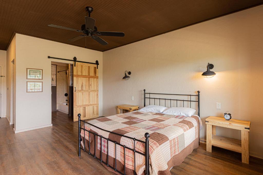 Free Parking Wifi! Historic Decor & Balcony Views - Miners Cabin #2 Queen-accessible - Arizona