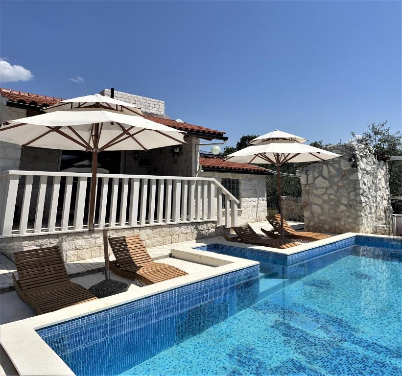 Flamingo - House With Private Pool - Seget Vranjica