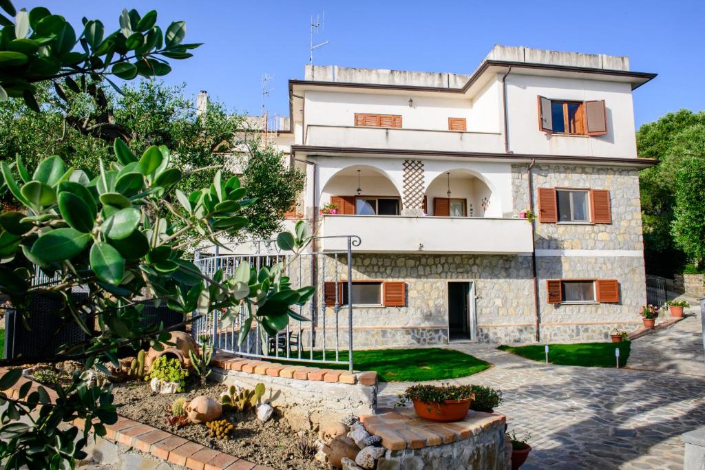 Villa Rosa Cilento Umgeben Von Olivenbäumen - Pisciotta