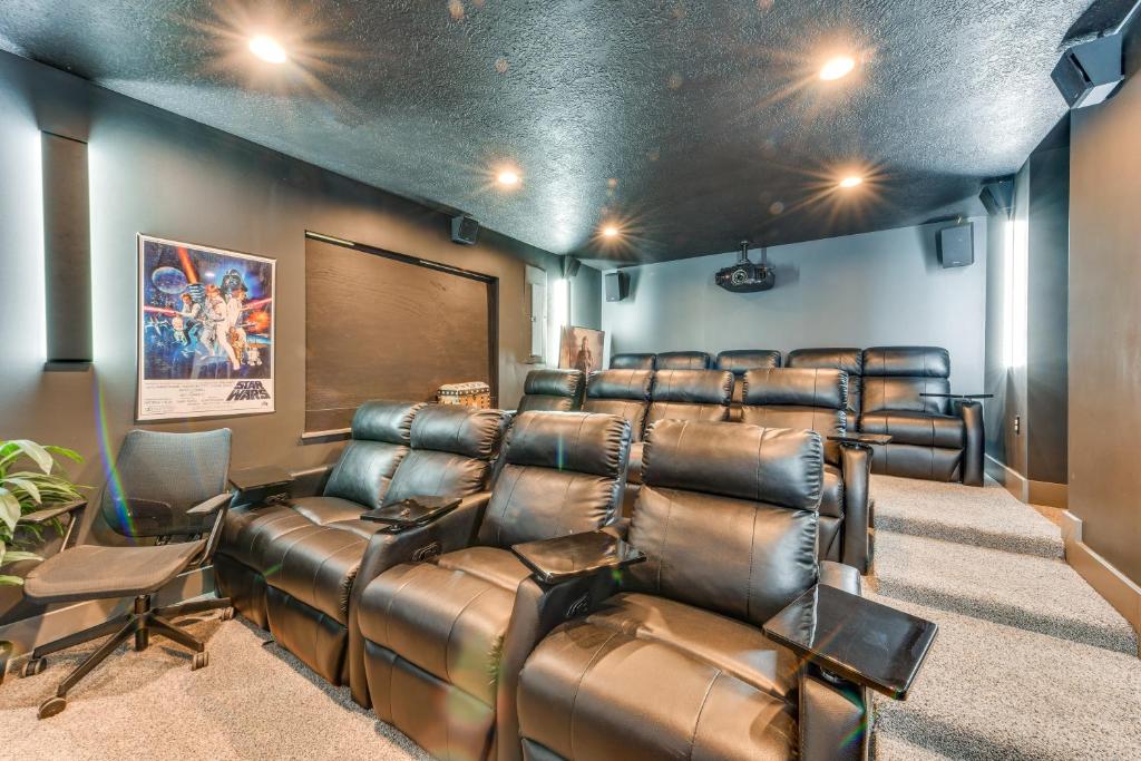 Luxe Lake Charles Escape With Home Theater! - Lake Charles, LA