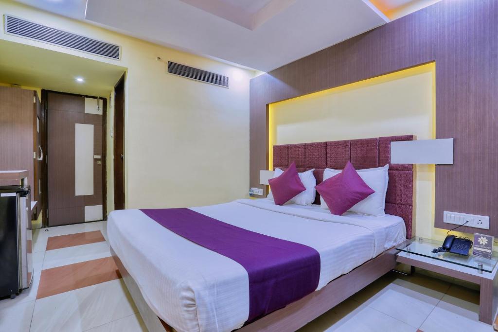 Konark Hotels Amrit Residency - 印多爾