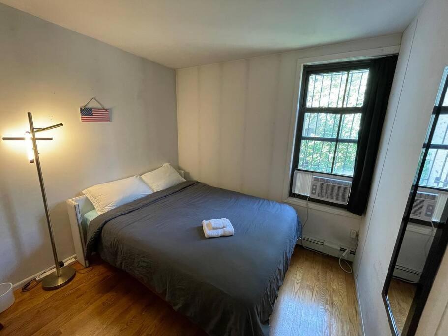 Comfy Room At Great Townhouse In Williamsburg - Aurora, NY