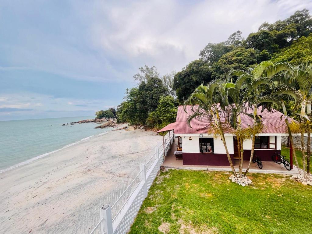 Beach-front Mini-chalet - Private Beach Access, Ktv, Seaview Pool, Bbq And Beyond! - Teluk Bahang
