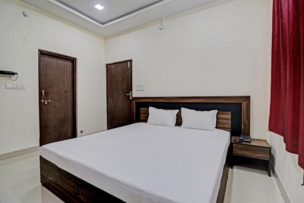 Oyo 81475 Hotel Midway Treat Dhar - Dhar