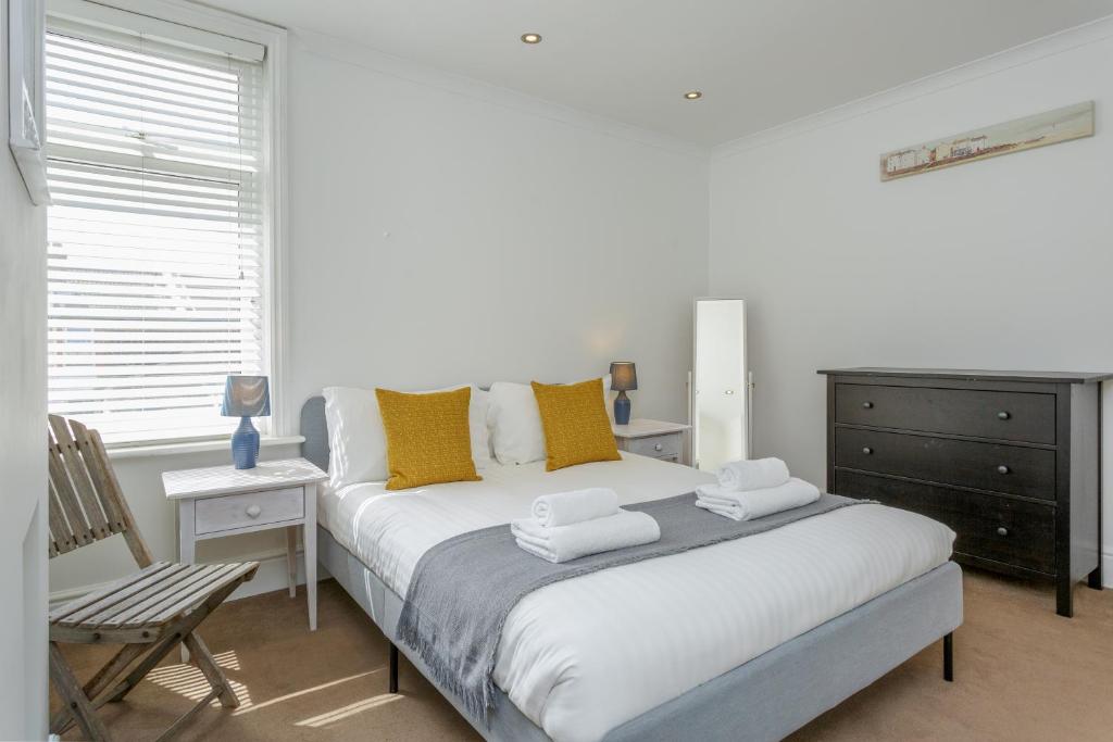 Oliverball Serviced Apartments - Percy Terrace – Charming 2 Bedroom Town House - Southsea