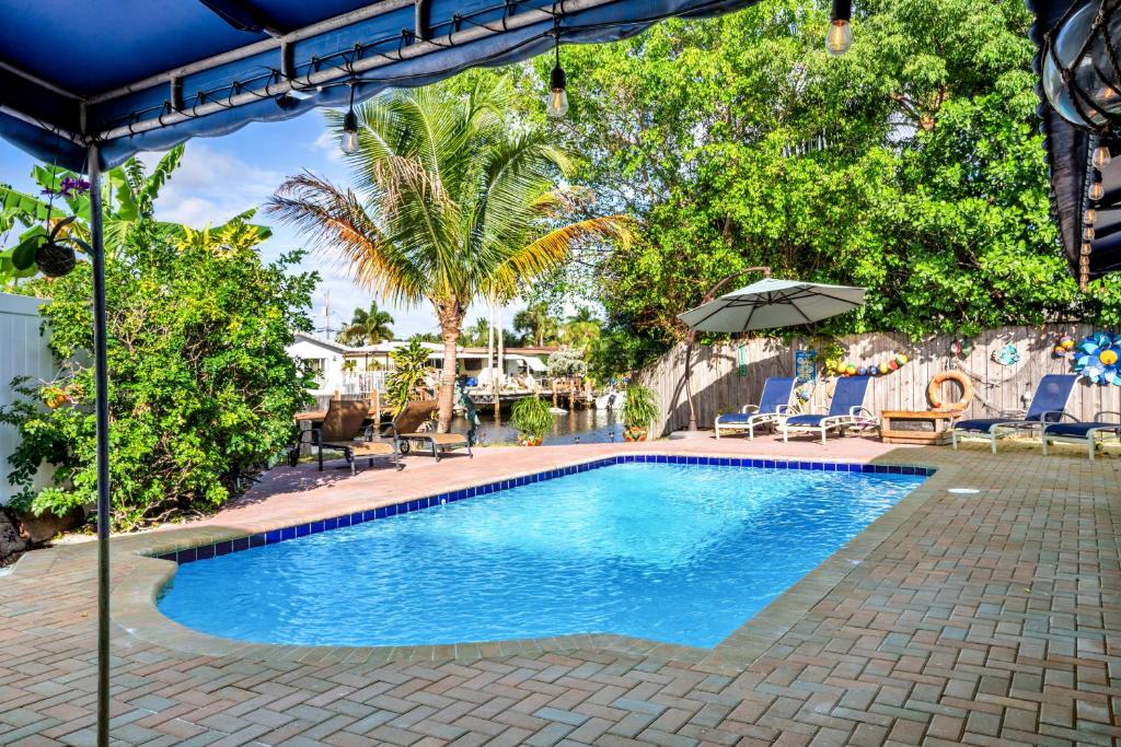 Spacious private 5 bedroom home, with heated pool, near beach - Pompano Beach, FL