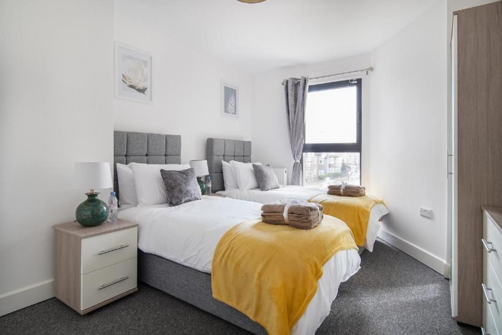Heathrow Haven: Stylish Apartments In The Heart Of Slough - 슬라우