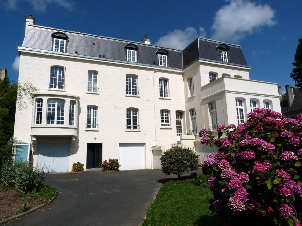 Comfortable Holiday Apartment On The 2nd Floor Of An Elegant Manor House - Coutances