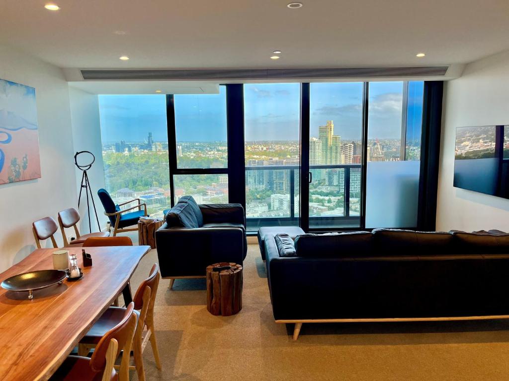 Modern 3 Bedroom Apartment With Amazing Views - Carlton
