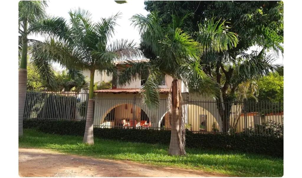 Casa De 4 Habitaciones Con Piscina En Barrio Cerrado A 5 Minutos Del Aeropuerto Internacional - Paraguay