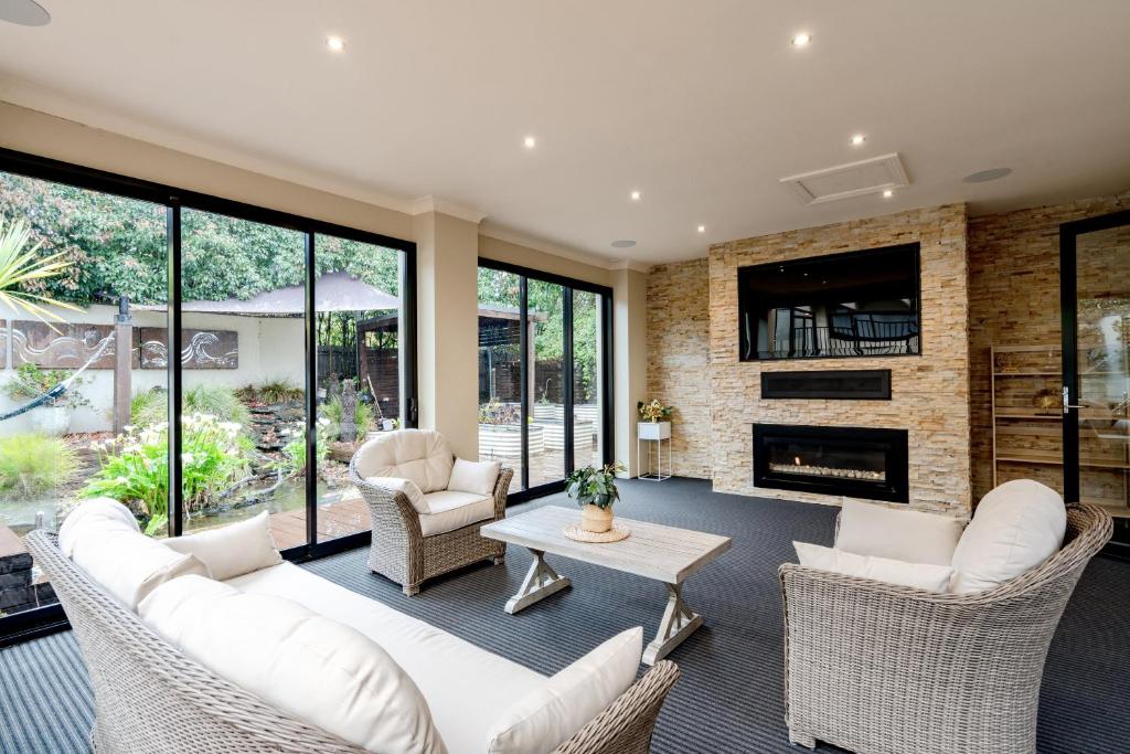 A Touch Of Red - Spa, Theatre, Sleeps 6! - Geelong