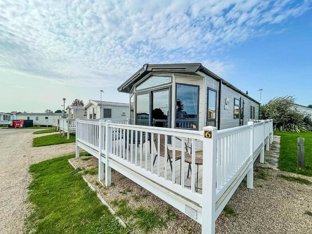 Wonderful 6 Berth Caravan For Hire By A Stunning Norfolk Beach Ref 19006sd - Caister-on-Sea