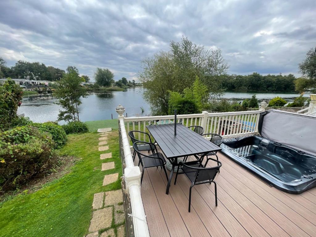 Lakeside Retreat 3 With Hot Tub, Private Fishing Peg Situated At Tattershall Lakes Country Park - Woodhall Spa