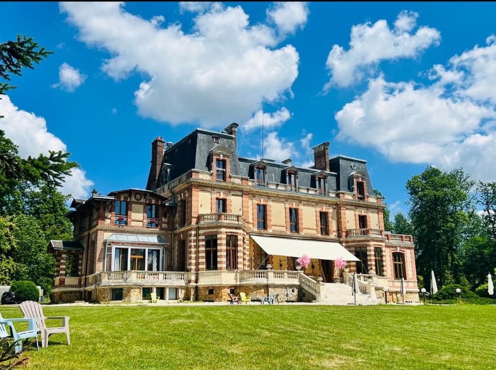 Château De Crènille Parking Privé Plus De 50 Places - Fontenay-Trésigny