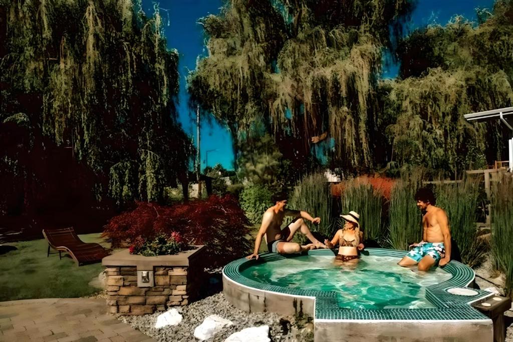 Tranquil Waterfront Getaway: Hottub, Pool, Pets Ok - Kelowna