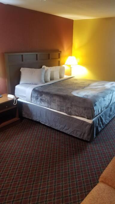 Osu King Bed Hotel Room 234 Sateen Sheets Wi-fi - Lake McMurtry, OK