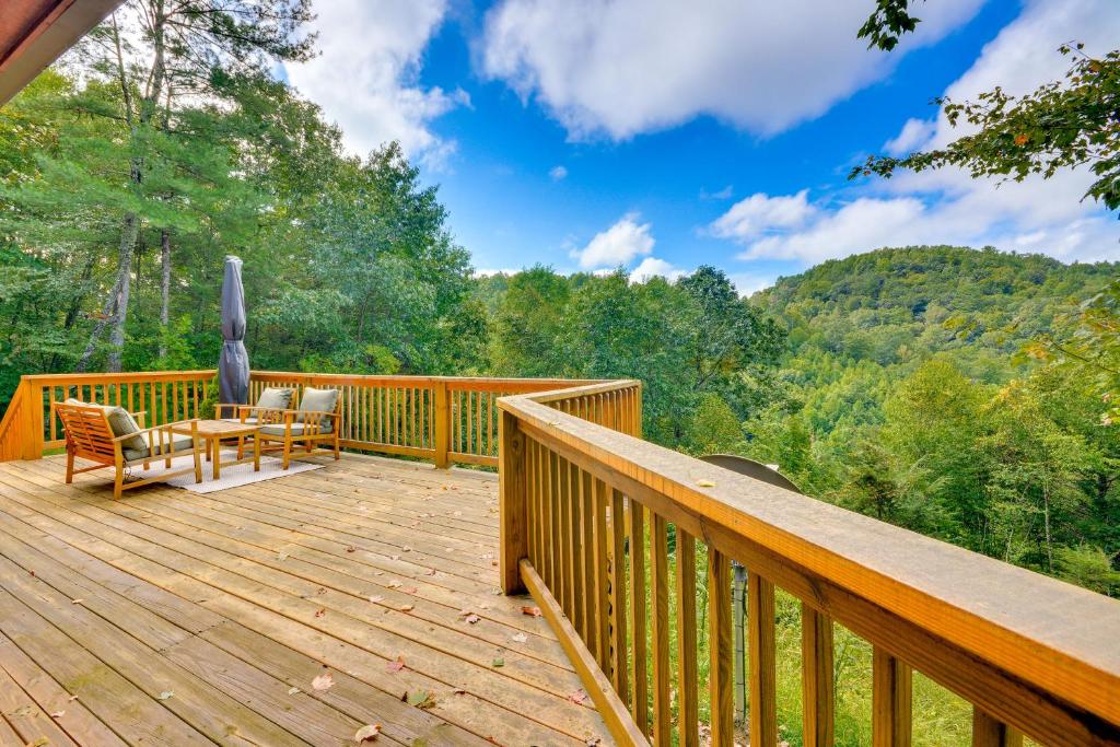 Pet-friendly Woodlawn Cabin With Mtn View And Fire Pit - Galax, VA