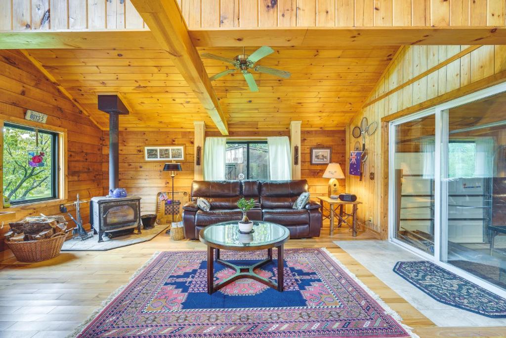 Pet-friendly Jamestown Cabin With Fire Pit And Deck! - Jamestown, NY