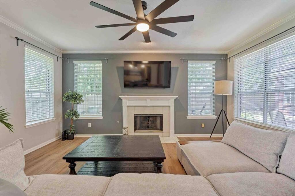 Woodlands Grand 3br Cozy House - The Woodlands, TX
