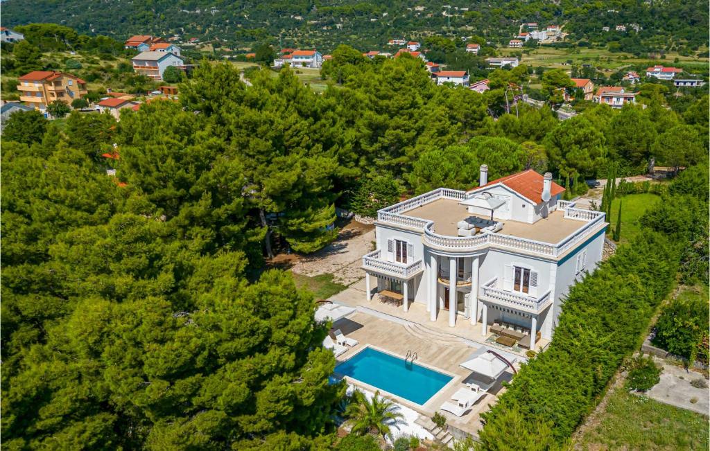Amazing Home In Rab With Outdoor Swimming Pool, Wifi And 6 Bedrooms - Rab