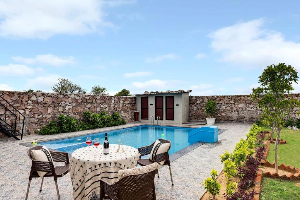 Stayvista's La Villa Farm - Tranquil Retreat With Outdoor Pool, Games & Terrace - Jaipur