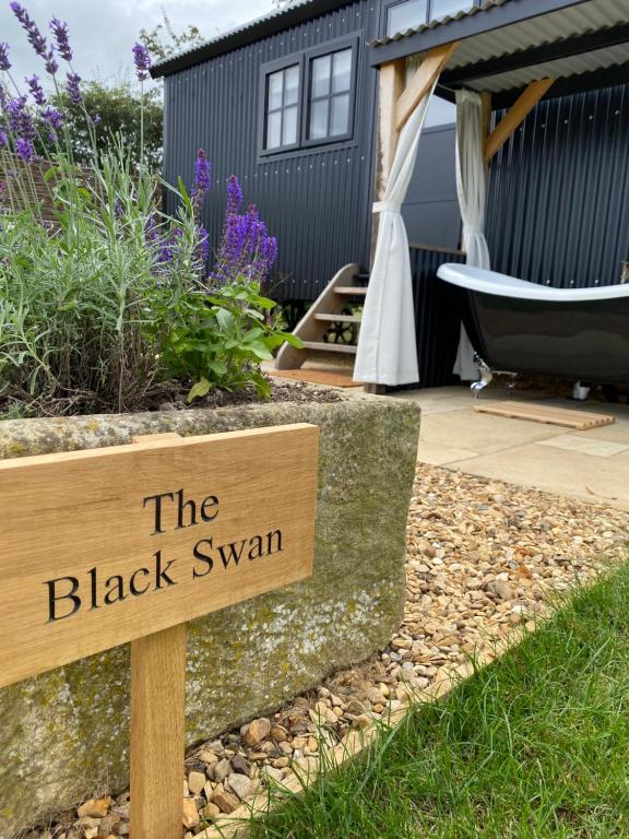 The Black Swan Shepherd Hut - Burghley House