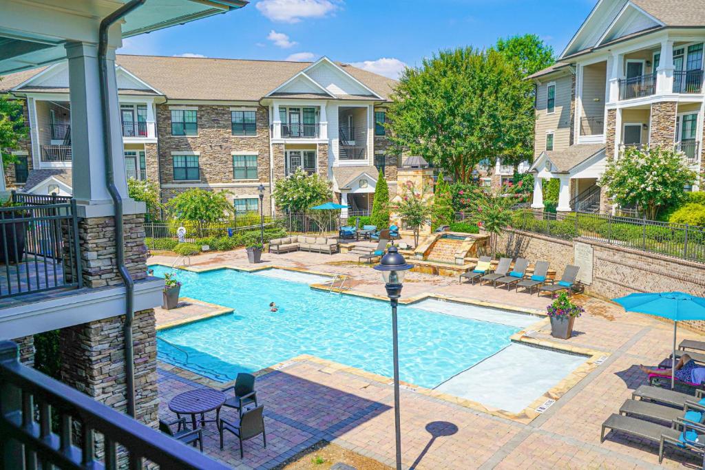 Luxury By The Pool - Lawrenceville, GA