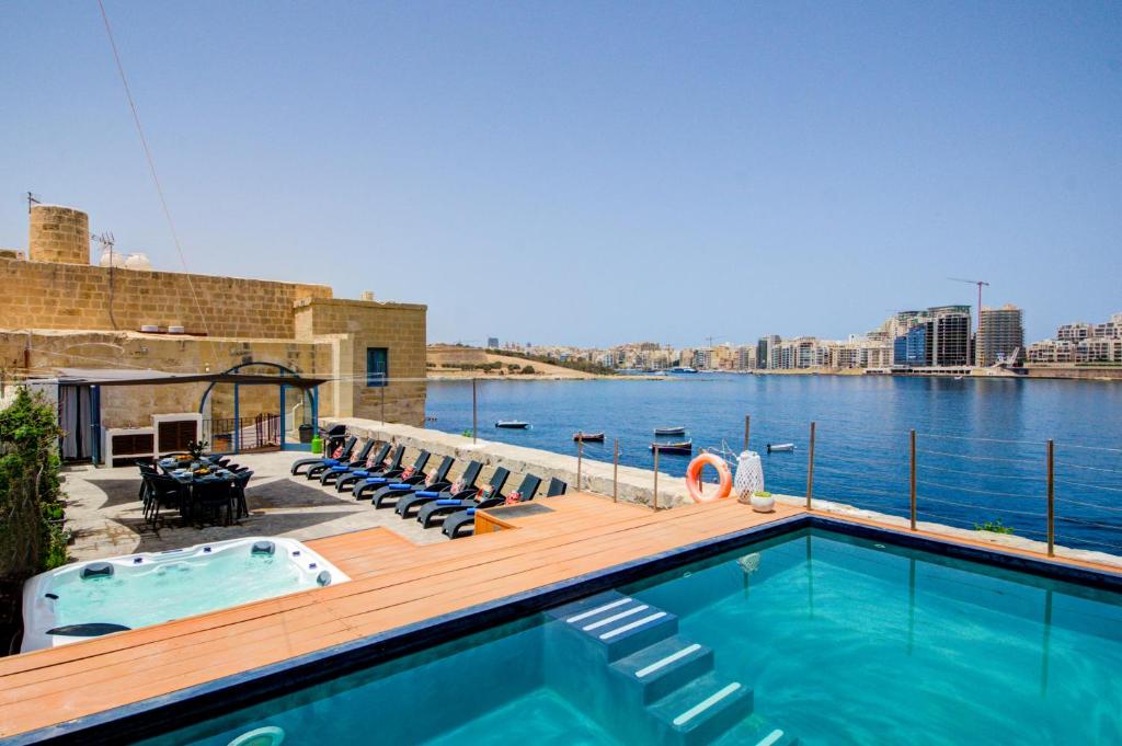 Valletta Waterfront Villa With Pool And Jacuzzi - Valletta, Malta