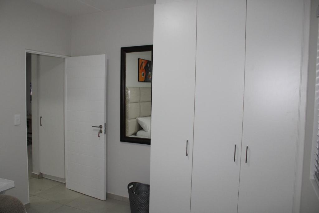 Fun Modern Two Bed Apartment In Fourways - Midrand