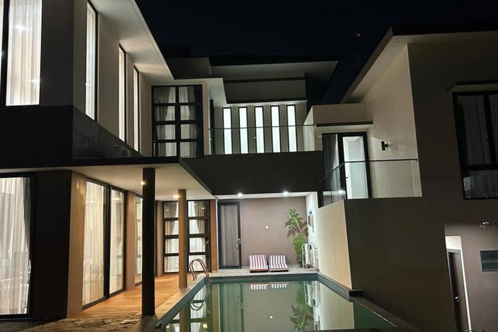 4br Private Villa With Pool In The Heart Of City - Batam
