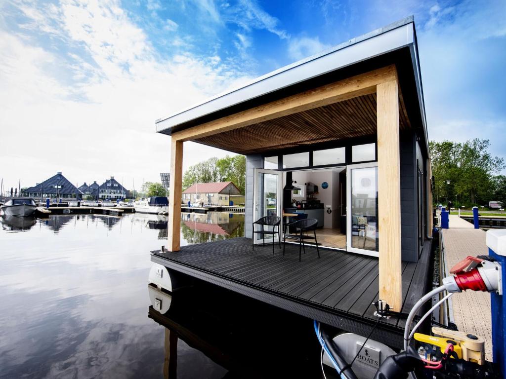 Modern Houseboat Top Location With An Unobstructed View Of The Lake - Sneek
