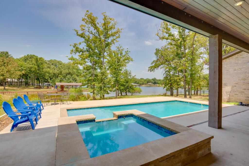 Upscale Home On Cedar Creek Pool, Hot Tub And Views - Log Cabin, TX