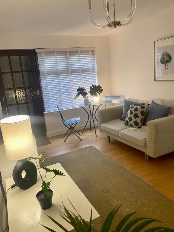 Self Contained Ground Floor Modern Apartment - Wolverhampton