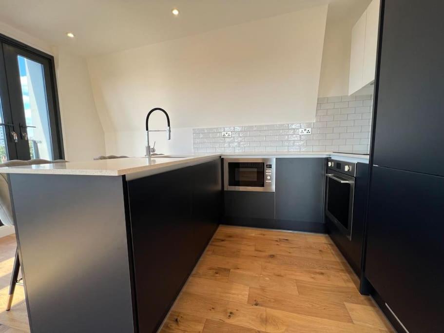 Luxury 2br 2ba Apartment In Ealing With Lift - Brentford