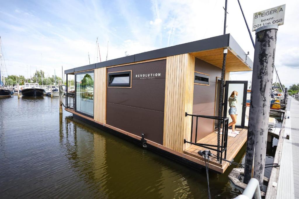 Revolution Houseboat - Dordrecht