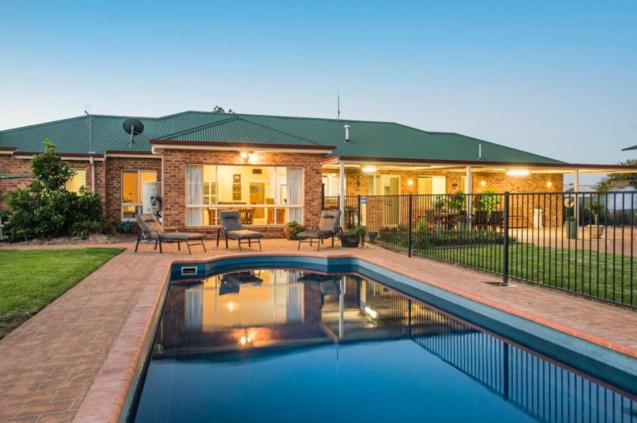 Spacious Relaxing Resort Style Property With Pool - Mudgee