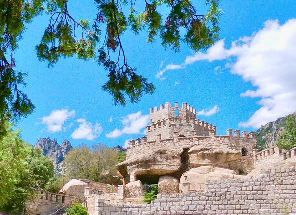 Magnífico Castillo Privado, Elevado En La Roca - La Cabrera