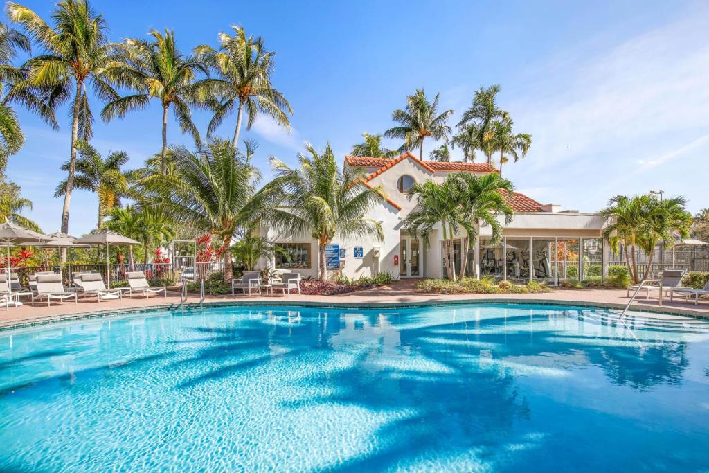 Comfy Apartments At Sheridan Ocean Club In Florida - Dania Beach, FL
