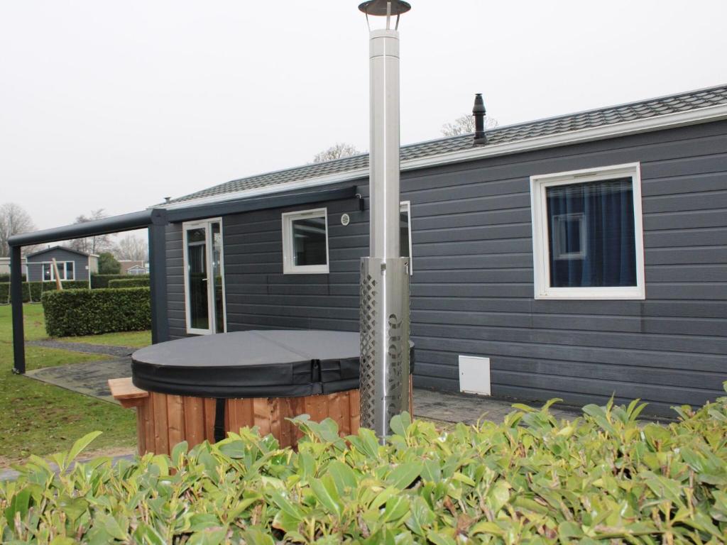 Nice Chalet With Hot Tub In A Holiday Park Directly On A Recreational Lake - Dieren