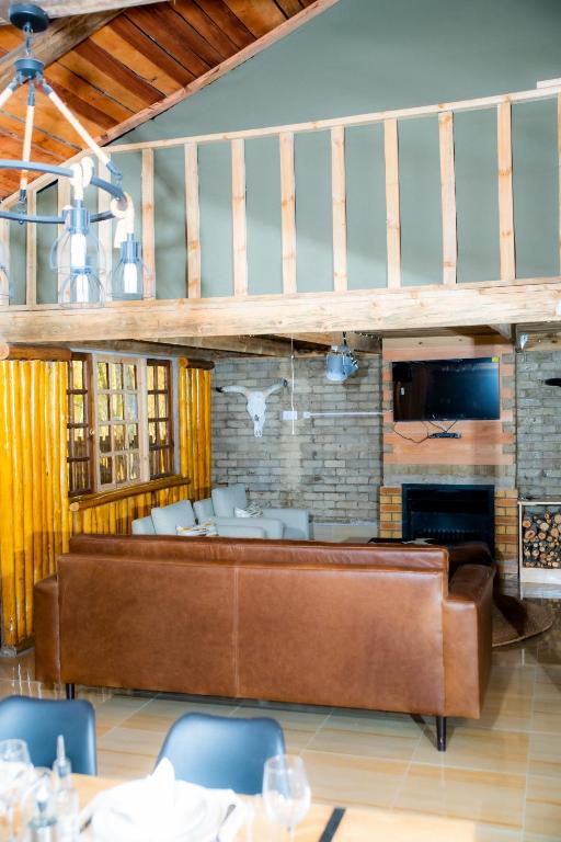 Rustic Luxury Farm Cabin Located In Hwedza - 2031 - ジンバブエ
