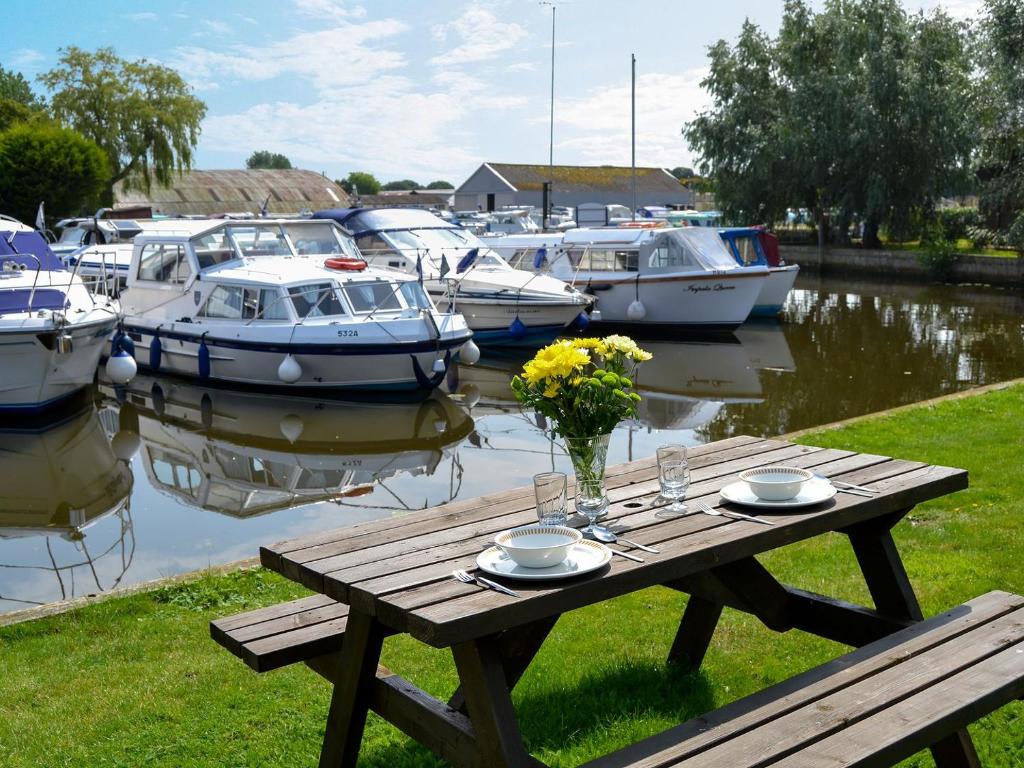 2 Bedroom Accommodation In Stalham Staithe, Near Stalham - Sea Palling