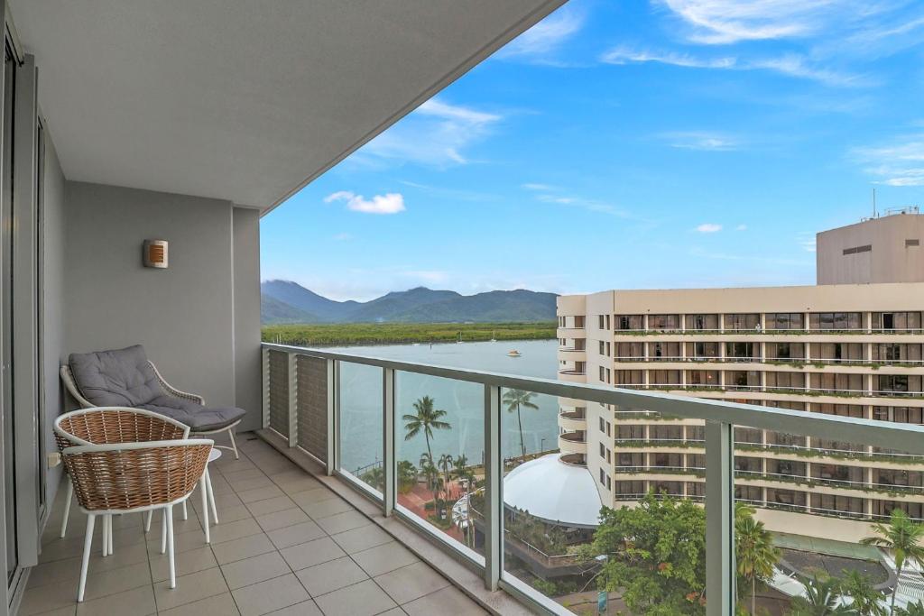 Waterfront Luxury Apartment - 270 Degree Views - Cairns Airport