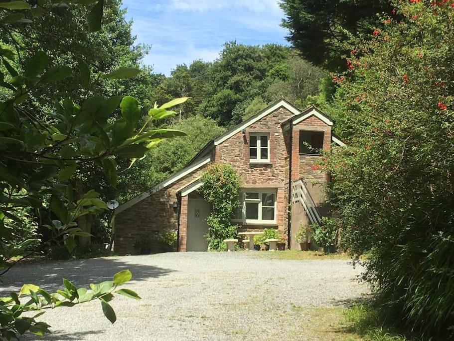 The Coach House At Lower Coombe Royal- Family/dogs - Devon