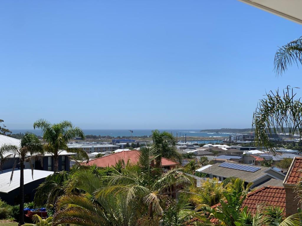 Cheerful/family Friendly Home With Water Views - Wollongong