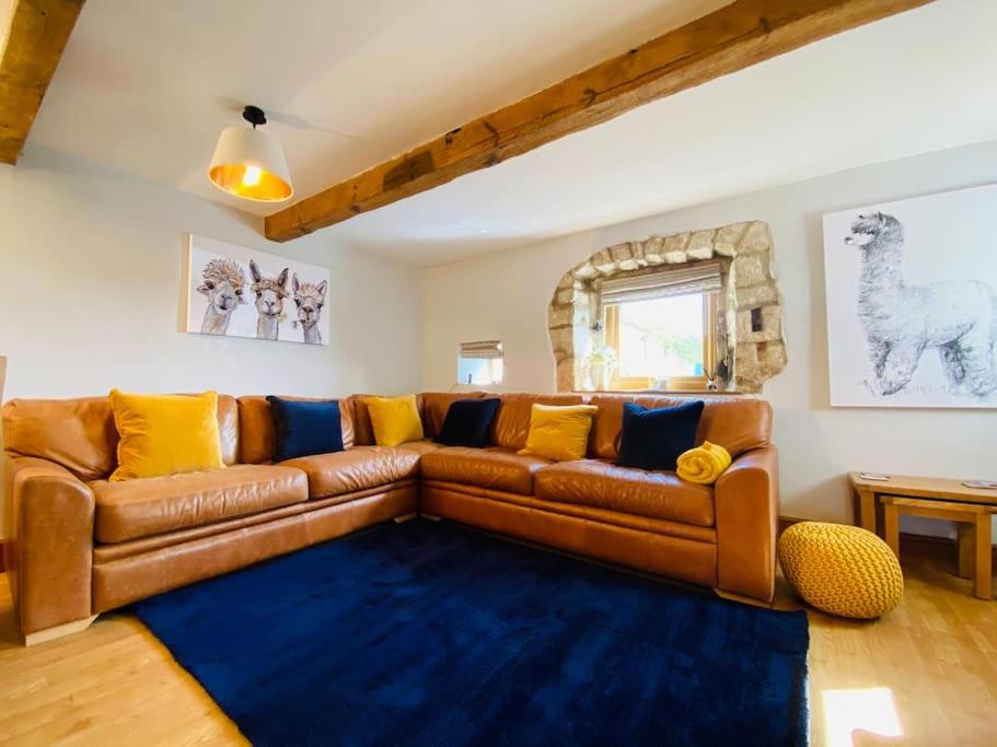 Rustic Retreats: Owslow Cottage With Hot Tub & Alpaca Walking Experiences - Derbyshire
