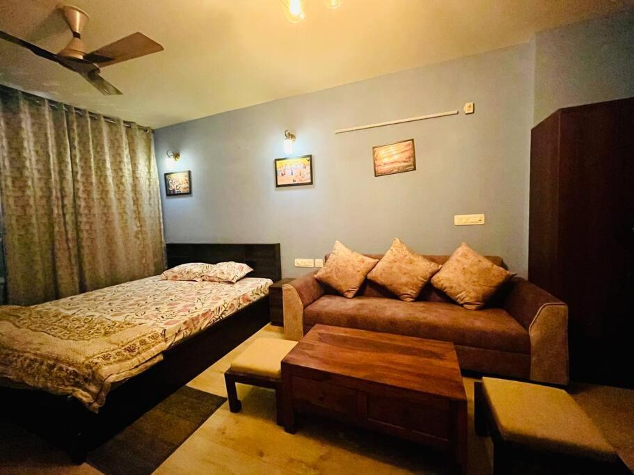 Morden Studio Apartment With Rooftop & Pool - Jaipur